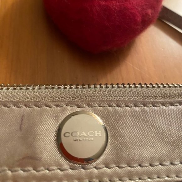 Coach Clutch - Picture 2 of 5